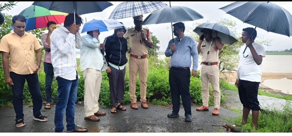 అర్జున్ గుట్ట, ప్రాణహిత నది వరద ప్రభావిత ప్రాంతాలను పరిశీలించిన జిల్లా కలెక్టర్ కుమార్ దీపక్