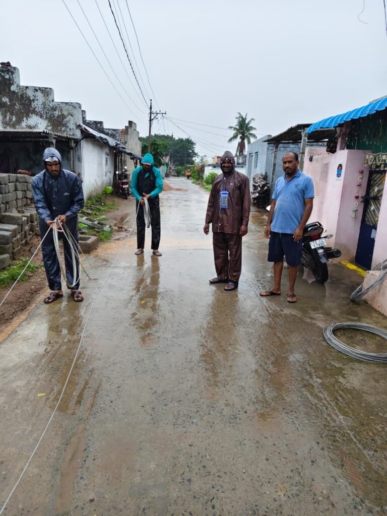 భారీ వర్షాలకు విద్యుత్ స్తంభం విరగడంతో అప్రమత్తమైన విద్యుత్ శాఖవెంటనే మరమ్మతులు చేపట్టి విద్యుత్ సరఫరా పునరుద్ధరణ