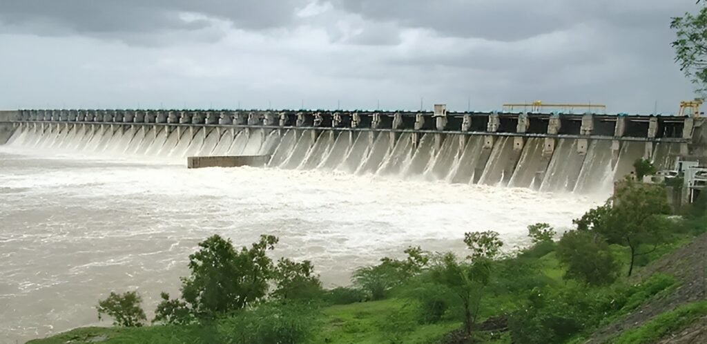 శ్రీపాద ఎల్లంపల్లి ప్రాజెక్టుకు పెరుగుతున్న వరద ప్రవాహం: దిగువ ప్రాంత ప్రజలకు హై అలెర్ట్