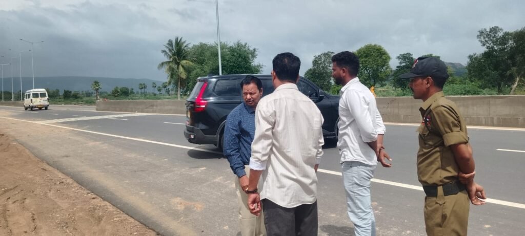 సింగరేణి అధికారుల నిర్లక్ష్యం: రాజాపూర్ గ్రామానికి గండి పడే ప్రమాదం!, ఇరిగేషన్ అధికారులకు తెలియకుండానే భారీ హిటాచీలతో పనులు, ఎల్6 కెనాల్ వైపు వర్షపు నీటి మళ్లింపు.. గ్రామస్తుల్లో తీవ్ర అభద్రతాభావం, సింగరేణి అధికారులపై చట్టరీత్యా చర్యలు తీసుకోవాలని ప్రజల డిమాండ్