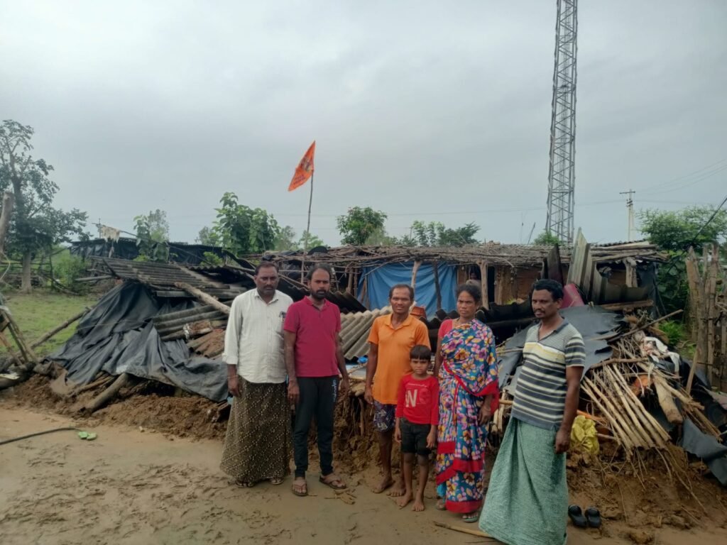 వర్షాలకు గుడిసె నేలమట్టం.. తప్పిన  ప్రాణాపాయం