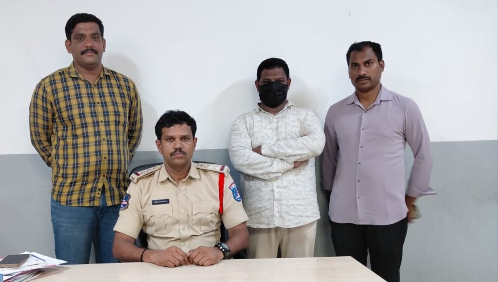 అంజయ్యనగర్ భవన కూల్చివేత కేసులో బిల్డర్ అరెస్ట్    దేశం విడిచి పారిపోయేందుకు యత్నిస్తుండగా షంషాబాద్‌లో పట్టుకున్న పోలీసులు