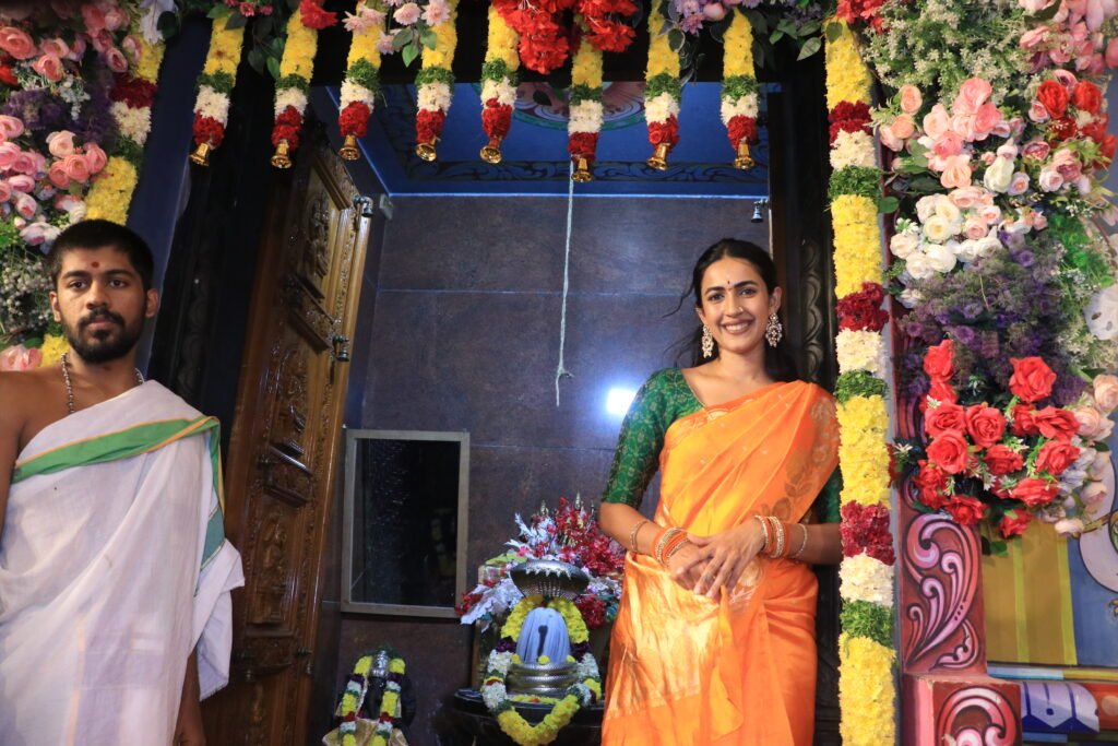 బంగారు బోనం ఎత్తిన సినీ నటి, నిర్మాత నిహారిక కొణిదెల
