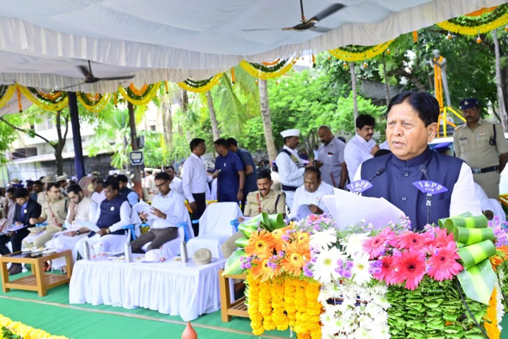 జాతీయ పతాకాన్ని ఆవిష్కరించిన కలెక్టర్