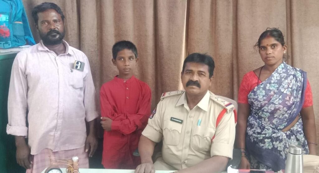 తప్పిపోయిన బాలుడిని తల్లిదండ్రులకు అప్పగించిన పోలీసులు రాయచోటి
