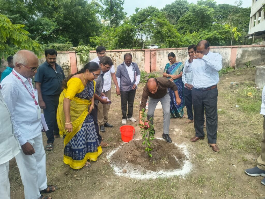 ఆర్టీసీ డిపోను సందర్శించిన టీజీఎస్‌ఆర్టీసీ ఈడీ సోలమన్, ఆర్‌ఎం రాజు   ఉత్తమ డ్రైవర్లు, కండక్టర్లకు ఘన సన్మానం – ‘ప్రగతి చక్రం’పై ప్రత్యేక దిశానిర్దేశం – డిపో ఆవరణలో మొక్కలు నాటిన అధికారులు