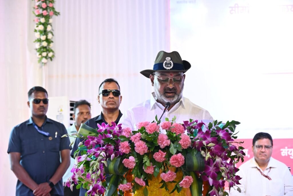 సరిహద్దు నిర్వహణ ఆధునీకరణ కు ఎస్ఎస్ బీ క్రుషి భేష్  వ్యవస్థీక్రుత నేరాల నియంత్రణలో ఎస్ఎస్ బీ సేవలు అభినందనీయం  సంక్షేమ కార్యక్రమాల్లోనూ ఎస్ఎస్ బీ ముందంజ  జవాన్ల సంక్షేమానికి మోదీ సర్కార్ కు అత్యంత ప్రాధాన్యత  అత్యాధునిక టెక్నాలజీ వినియోగంలోనూ అగ్రభాగాన ఎస్ఎస్ బీ  విపత్తు సేవలు, ప్రజా సంక్షేమ కార్యక్రమాల్లోనూ ఎస్ఎస్ బీ సేవలు భేష్  జవాన్ల త్యాగాలను దేశం ఎప్పటికీ మరచిపోదు  జవాన్ల జీవన ప్రమాణాల పెంపుకు చిత్తశుద్దితో క్రుషి చేస్తున్నాం  లక్నోలో ఎస్ఎస్ బీ నూతన భవనాలను ప్రారంభించిన కేంద్ర మంత్రి  పలు అభివ్రుద్ధి కార్యక్రమాలకు శంకుస్థాపన చేసిన బండి సంజయ్