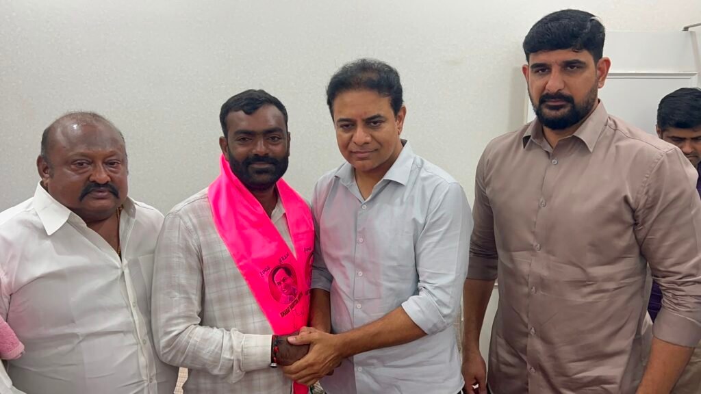 ఇల్లంతకుంట మండలం లో బీజేపీకి పార్టీ కి ఈటలకు భారీ షాక్.. బీఆర్‌ఎస్‌లోకి ముగ్గురు సర్పంచ్‌లు   ఎమ్మెల్యే పాడి కౌశిక్ రెడ్డి, ఎమ్మెల్యే గంగుల కమలాకర్ గారి లో కేటీఆర్ సమక్షంలో బీఆర్‌ఎస్‌లో చేరిక