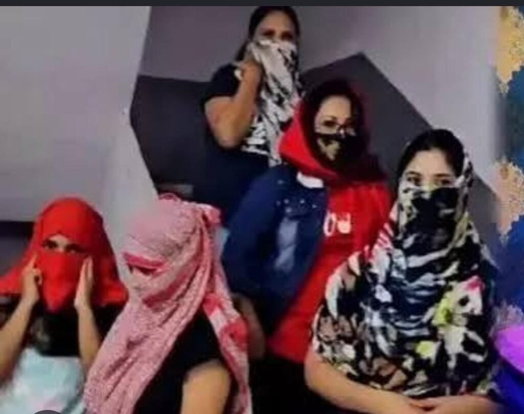 తిరుపతి నగరం లో చీకటి దందావ్యభిచార గృహంపై పోలీసుల దాడిఓ ఆర్గనైజర్ తో ముగ్గురు విటులు అరెస్ట్..ఇద్దరు మహిళలు హోమ్ కు తరలింపు.