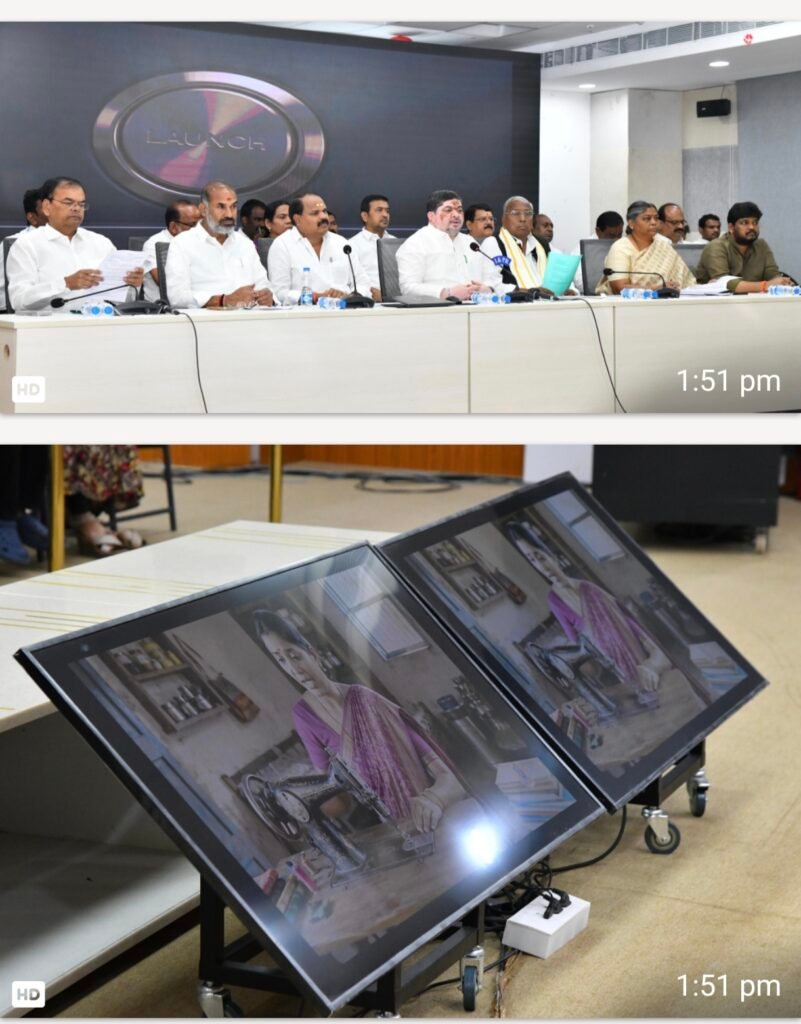 బీసీ మహిళల ఆర్థిక స్వావలంబనకు ఇంటింటా ఇందిరమ్మ కుట్టు మిషన్లు: మంత్రి పొన్నం ప్రభాకర్