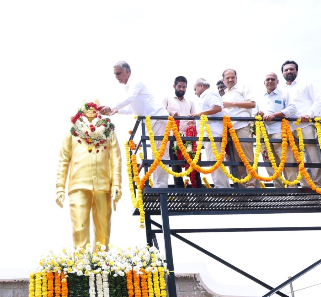 ఆచార్య జయశంకర్ సార్ జయంతి సందర్బంగా నివాళ్లు అర్పించిన  మాజీ మంత్రి ఎమ్మెల్యే హరీష్ రావు