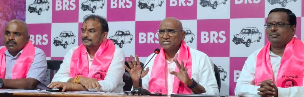 తెలంగాణలో గ్యాంగ్ వార్ నడిపిస్తున్న మంత్రులు. రేవంత్ రెడ్డి ఆదేశాల మేరకే కేసులు,అరెస్టులు,దర్యాప్తులు. జూబ్లిహిల్స్ కేసు,పోలీస్ పోస్టింగులపై సిట్ వేయాలి. బిఆర్ఎస్ 3.0 పాలనలో పోలీస్ పోస్టింగులపై ట్రిబ్యునల్ వేస్తం. పోలీస్ పోస్టింగులలో సామాజిక న్యాయం పాటించరా జూబ్లిహిల్స్ ఎసిపి,డిసిపి మీద కూడా చర్యలు తీసుకోవాలి. బీఆర్ఎస్ ప్రధాన కార్యదర్శి ఆర్ ఎస్ ప్రవీణ్ కుమార్