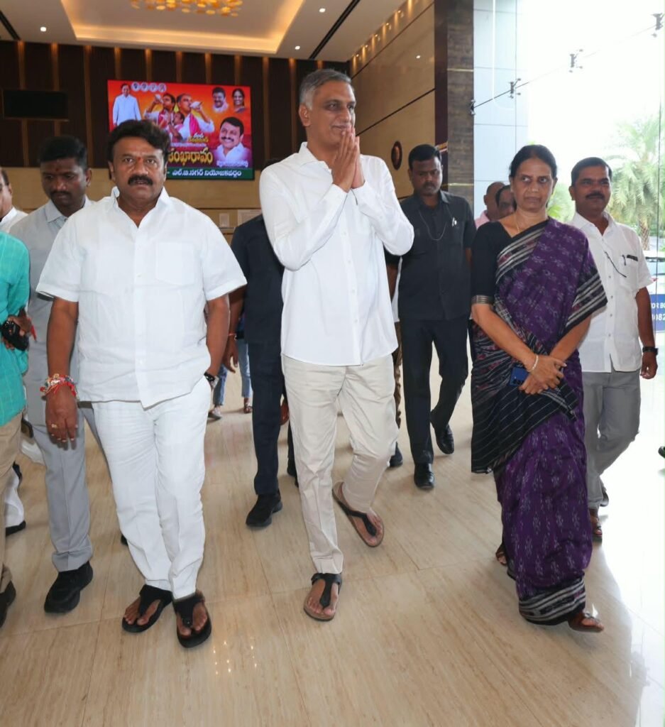 దివ్యాంగులకు కాంగ్రెస్ దగా.. ఒక్కొక్కరికీ రూ.66 వేలు బాకీ పడ్డ రేవంత్ రెడ్డి:  మాజీ మంత్రి హరీశ్ రావు   దివ్యాంగుల పట్ల ఈ ప్రభుత్వానికి కనీస మానవత్వం లేదు.  ఆనాడు రూ.500 ఉన్న పెన్షన్‌ను రూ.4,016 చేసి ఆదుకున్నది కేసీఆర్   హామీ ఇచ్చిన రూ.6,000 పెన్షన్ ఏది? బ్యాక్‌లాగ్ పోస్టులు, ఉచిత బస్సు ఏమాయె.   బడా కాంట్రాక్టర్లకు బిల్లులిస్తే కమీషన్లు వస్తాయి.. దివ్యాంగులకు ఇస్తే రావు.  అందాల పోటీలకు, ఫుట్‌బాల్ సోకులకు డబ్బులుంటాయి కానీ పెన్షన్లకు ఉండవా   30 వేల కోట్ల భూములు అమ్మాడు, వందల కోట్ల ఆస్తులు తమ్ముడికి కట్టబెట్టాడు.