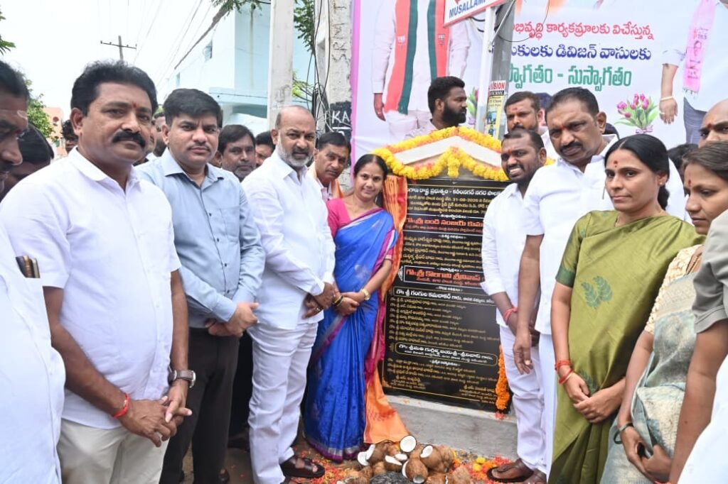శివారులోని గల్లీగల్లీలో రోడ్లు, డ్రెయిన్లు నిర్మిస్తాం   అభివ్రుద్ధిలో కరీంనగర్ ను ఆదర్శంగా తీర్చిదిద్దుతాం