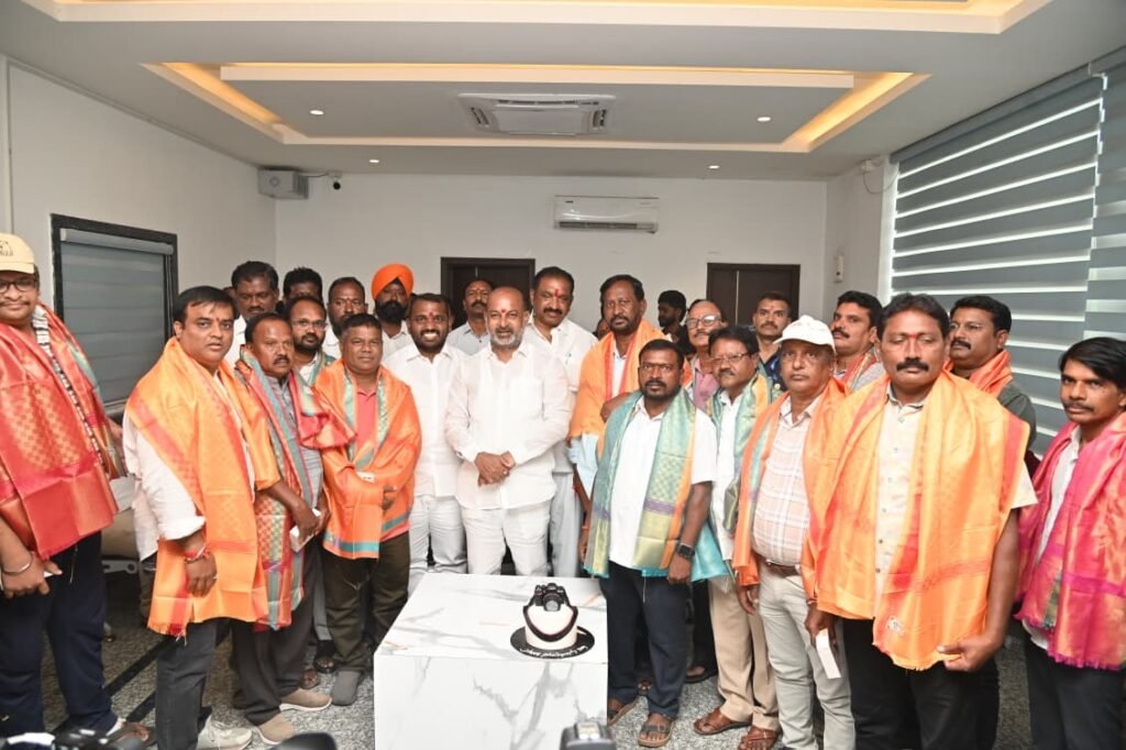 ఉద్యోగులారా మీరు చేసే యుద్దంలో మేమే ముందుంటాం: కేంద్ర మంత్రి బండి సంజయ్ కుమార్