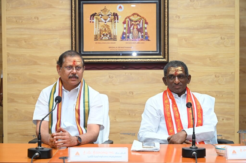 13వ తేదీ నుంచి శ్రావణమాసోత్సవాలు ప్రారంభం   ఆగష్టు 13 నుంచి సెప్టెంబరు 12 వరకు  శ్రావణమాసోత్సవాలు  భక్తులకు అసౌకర్యం కలుగకుండా వివిధ ఏర్పాట్లు  రద్దీరోజులలో ఆర్జిత అభిషేకాల నిలుపుదల  రద్దీరోజులలో రాత్రివేళలో  మాత్రమే పరిమితంగా స్పర్శదర్శనాలు మూడుశుక్రవారాలలో ఉచితంగా సామూహిక వరలక్ష్మీ వ్రతములు