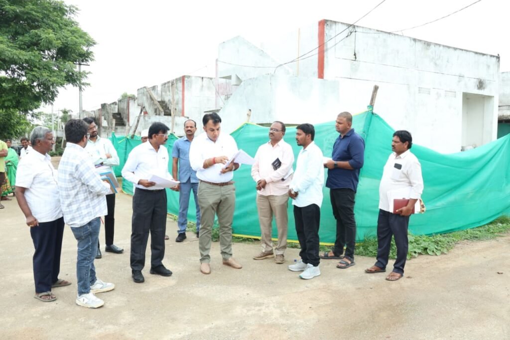 అంచనాలకు అనుగుణంగా నాణ్యమైన పనులు చేపట్టాలి   పాలకుర్తి మండలం, గూడూరు గ్రామంలో గల రెండు పడక గదుల రోడ్ల కొలతలను క్షుణ్ణంగా పరిశీలన   జిల్లా కలెక్టర్ సందీప్ కుమార్ ఝా