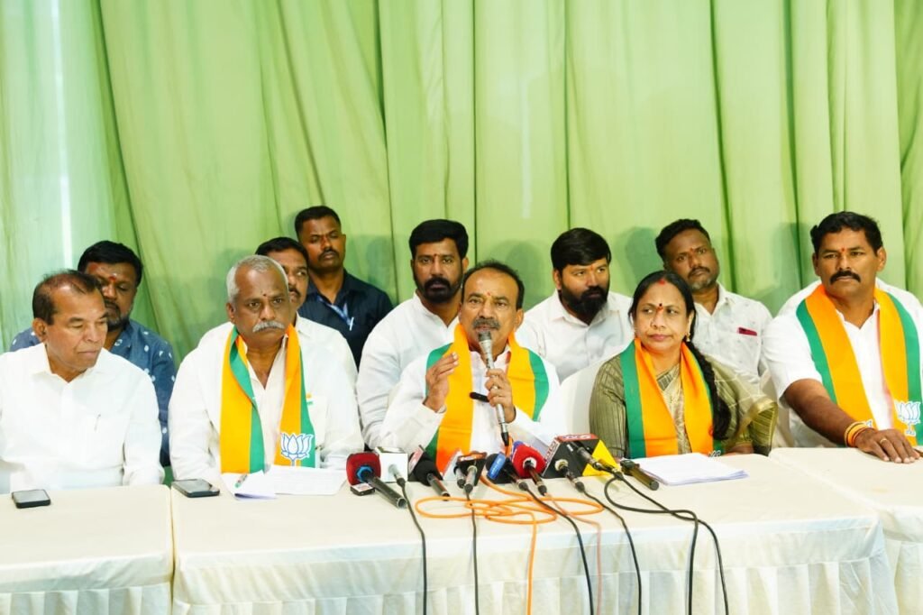 రేషన్ బియ్యం పంపిణీ సొమ్మొకడిది సోకొకడిది అన్నట్టు ఉంది.  రేషన్ కార్డులపై ఫోటోలు లేకుండా పంపిణీ చేయాలి.  లేదంటే ప్రధానమంత్రి ఫోటో కూడా పెట్టాలి.  రేషన్ బియ్యానికి ఎక్కువ డబ్బులు ఇస్తుంది కేంద్రమే. ఎంపి ఈటల రాజేందర్