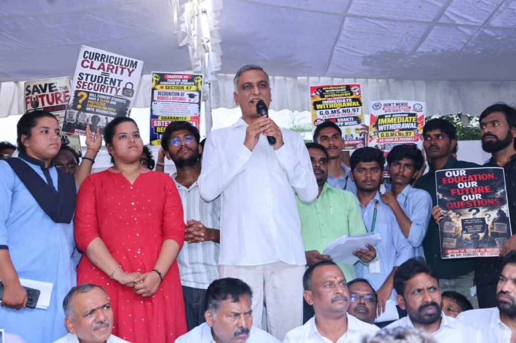 22A భూముల వ్యవహారంలో ఏ-1 రేవంత్ రెడ్డి, ఏ-2 పొంగులేటి శ్రీనివాస్ రెడ్డి.   కమీషన్ల కోసమే సామాన్యుల ఆస్తులు నిషేధిత జాబితాలోకి.  తప్పు చేసింది ప్రభుత్వం..  దరఖాస్తుల పేరుతో కార్యాలయాల చుట్టూ జనం ఎందుకు తిరగాలి?   సీఎం తమ్ముడికి కోట్ల విలువైన భూములు.. ప్రజల ఆస్తులేమో నిషేధిత జాబితాలో పెడతారా?   రాష్ట్రంలో లా అండ్ ఆర్డర్ లేదు.. ప్రాణాలకు, ఆస్తులకు రక్షణ కరువైంది .  22 ఏ నిషేధిత జాబితా అక్రమాలపై తక్షణమే సిట్టింగ్ జడ్జితో విచారణ జరిపించి, శ్వేతపత్రం విడుదల చేయాలి.   రెవెన్యూ శాఖ మంత్రి పొంగులేటిని వెంటనే బర్తరఫ్ చేయాలి.  బాధితుల పక్షాన సెప్టెంబర్ 7న అసెంబ్లీ దద్దరిల్లేలా ప్రభుత్వాన్ని నిలదీస్తాం.