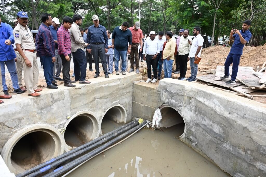* నగరంలో చెరువుల అభివృద్ధి పనులను పరిశీలించిన హైడ్రా కమిషనర్  ఏవీ రంగనాథ్  వాటర్ లాగింగ్ పాయింట్ల వద్ద వరద నీరు సాఫీగా సాగేలా తీసుకున్న చర్యలు పరిశీలన. * హైడ్రా అడిషనల్ డైరెక్టర్  వర్ల పాపయ్య తో పాటు హైడ్రా అదనపు కమిషనర్  ఆనంద్ కుమార్ గారు, ACP లు  పుప్పాల తిరుమల , శ్రీకాంత్  హైడ్రా కమిషనర్  పర్యటనలో వున్నారు.