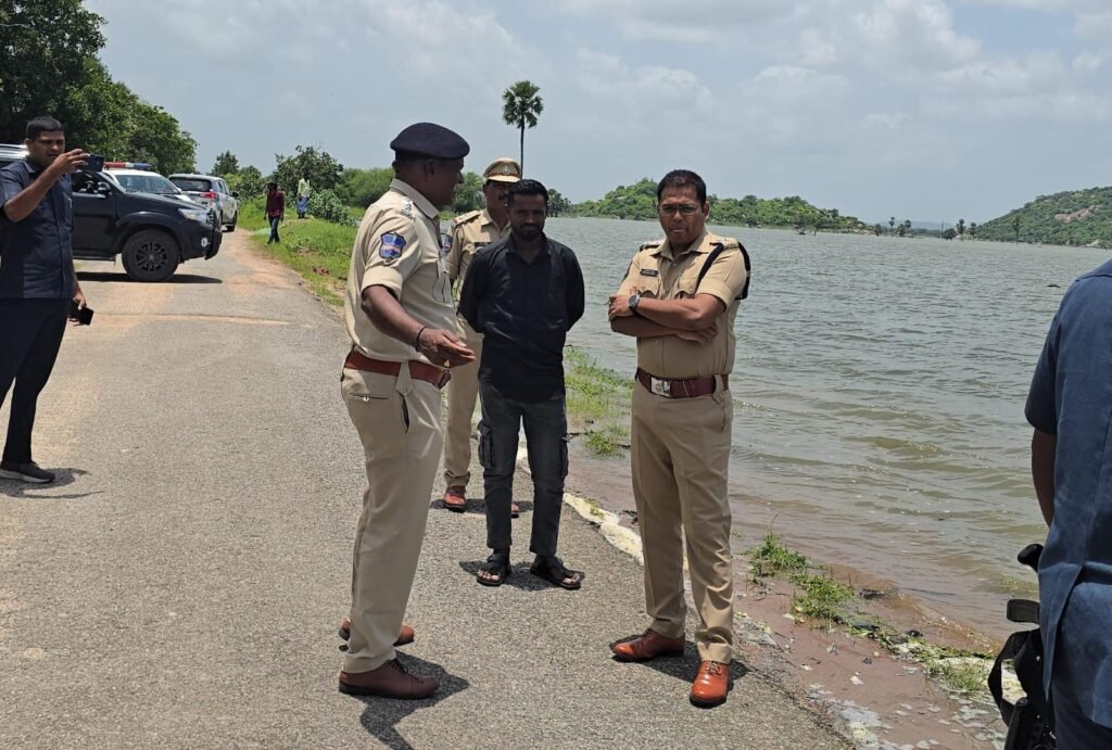 మిడ్ మ్యానేర్ బ్యాక్ వాటర్ కి వచ్చే పర్యాటకుల భద్రతకు  చర్యలు.    పర్యాటకులు పోలీస్ వారి సూచనలు, హెచ్చరికలు తప్పనిసరిగా పాటించాలి మిడ్ మ్యానేర్ బ్యాక్ వాటర్ ను సందర్శించిన జిల్లా ఎస్పీ