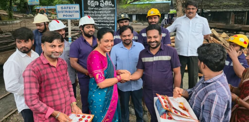 రాఖీ పండుగ వేళ సింగరేణి కార్మికులకు ఆత్మీయ పలకరింపు   ఆర్జీ-1 సింగరేణి గనుల వద్ద కార్మికులకు రాఖీలు కట్టిన బీజేపీ ఓబీసీ మోర్చా రాష్ట్ర ఉపాధ్యక్షురాలు కందుల సంధ్యారాణి   కార్మికుల చేతులకు రాఖీలు కట్టి.. స్వీట్లు తినిపించిన బీజేపీ శ్రేణులు   అన్నా–చెల్లెలు, అక్క–తమ్ముళ్ల అనుబంధానికి రాఖీ పండుగ ప్రతీక: కందుల సంధ్యారాణి