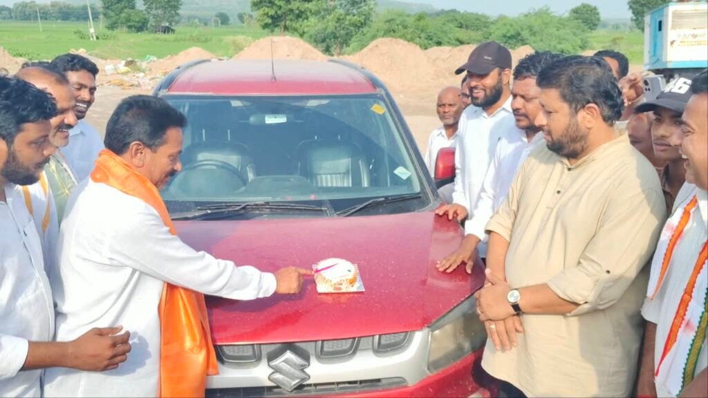 శీను బాబు సమక్షంలో కాంగ్రెస్ జిల్లా కార్యదర్శి జన్మదిన వేడుకలు.