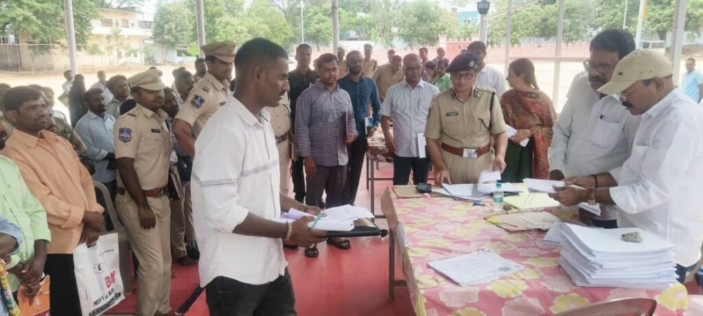 ఆర్టీసీ డ్రైవర్, శ్రామిక్ ఉద్యోగాలకు ఎంపికైన అభ్యర్థుల సర్టిఫికెట్ వెరిఫికేషన్ ప్రక్రియను పరిశీలించిన జిల్లా ఎస్పీ