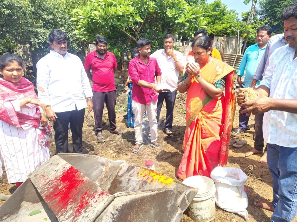 అభివృద్ధి పనులకు భూమి పూజ చేసిన సర్పంచ్ రమ కమాన్ పూర్