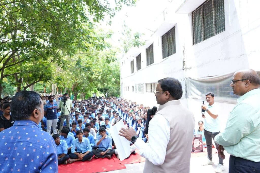 మాసబ్‌ట్యాంక్‌లో పాలిటెక్నిక్‌ విద్యార్థులతో వివేక్‌ వెంకటస్వామి ముఖాముఖి ఆందోళనలకు కారణాలు అడిగి తెలుసుకుని.. సందేహాలను నివృత్తి చేసిన మంత్రి