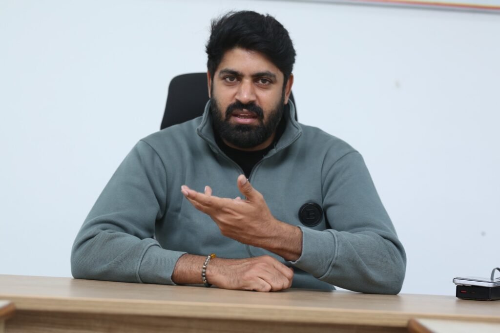 టాలీవుడ్ పెద్దలపై ‘ఓ అందాల రాక్షసి’ దర్శకుడి న్యాయపోరాటం ▪️  దిల్ రాజు, సురేష్ బాబు, ఫిల్మ్ ఛాంబర్ వైస్ ప్రెసిడెంట్లు నాగవంశీ, భరత్ భూషణ్, సెక్రటరీ అశోక్ కుమార్, ట్రెజరర్ ప్రసన్న కుమార్‌లకు ఫైనల్ లీగల్ నోటీసులు ▪️  PVR INOXకు చెందిన అజయ్ బిజిలీ, మేనేజర్ మహేష్‌, ఏసియ‌న్ సినిమాస్ (Asian Cinemas) ఎండీ సునీల్ నారాజ్, మేనేజ‌న్ ప్ర‌శాంత్లకు కూడా ఫైనల్ లీగల్ నోటీసులు ▪️  ముఖ్య‌మంత్రికి ఫిర్యాదు చేసిన  షిరాజ్ మెహది ▪️  చిన్న సినిమాలను బతకనివ్వడం లేదు.. ▪️  వంద‌లో 2-3 సినిమాలనే ప్రొజెక్ట్ చేస్తున్నారు ▪️  నా సినిమా వరకు నేను ఓడిపోను.. ▪️  న్యాయం జరిగే వరకు పోరాటం ఆపను’: షిరాజ్ మెహది