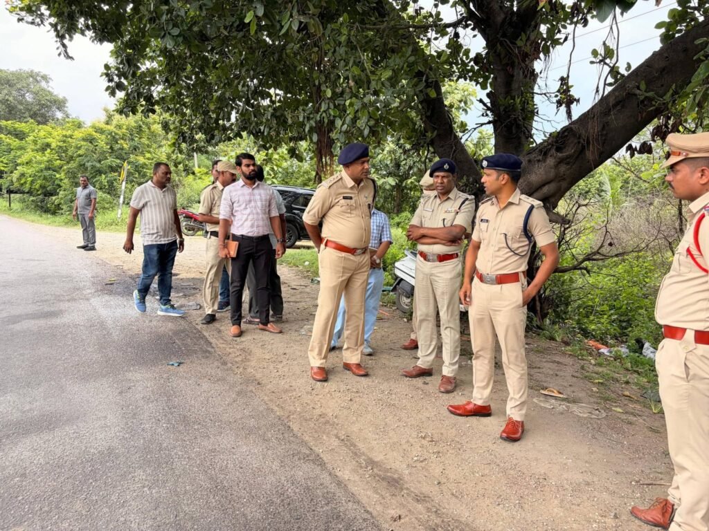 కొండగట్టు వద్ద జరిగిన రోడ్డు ప్రమాద ఘటన స్థలాన్ని పరిశీలించిన జిల్లా ఎస్పీ అశోక్ కుమార్ -ప్రమాదానికి గల కారణాలపై ఆరా తీసి సమగ్ర దర్యాప్తు చేపట్టాలని అధికారులకు ఆదేశాలు…