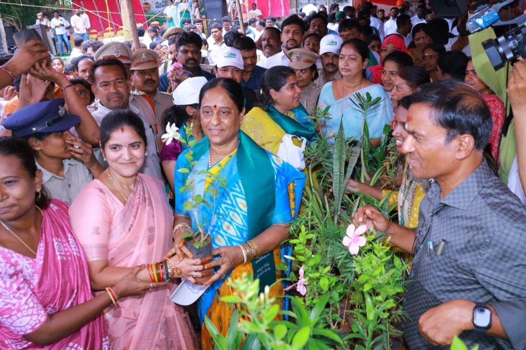 *పర్యావరణ పరిరక్షణకు ప్రతి ఒక్కరూ మొక్కలు నాటలి రాష్ట్ర అటవీ, పర్యావరణ, దేవాదాయ శాఖ మంత్రి కొండా సురేఖ