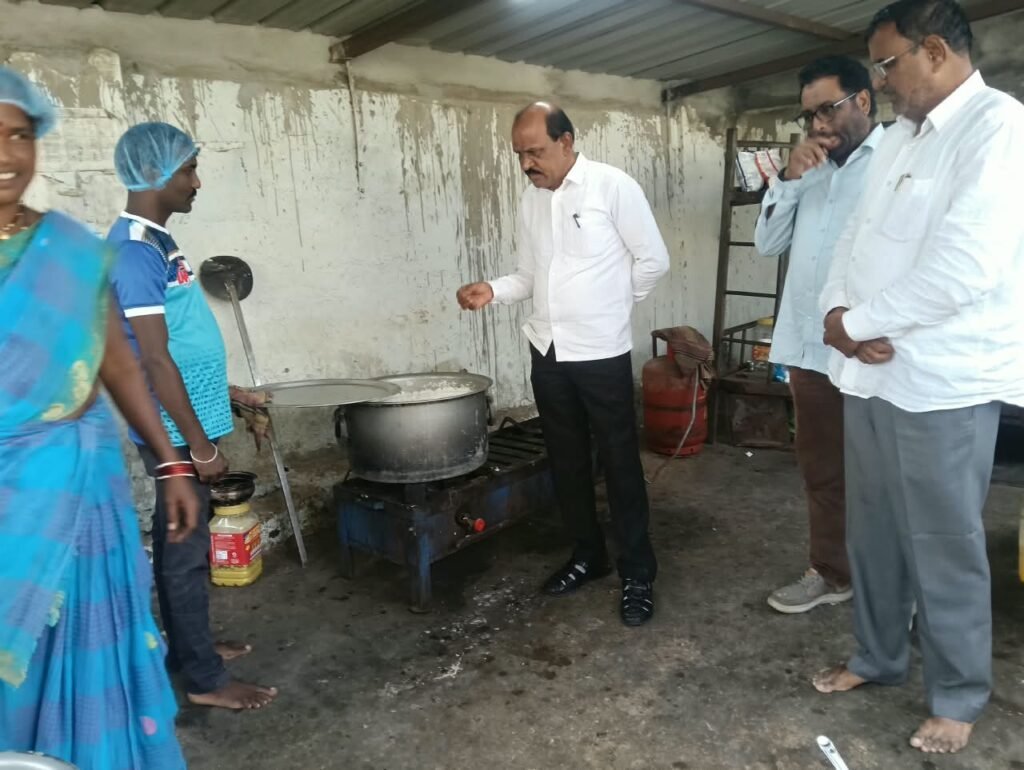 రాంజీగూడ ఆశ్రమ పాఠశాలను ఆకస్మికంగా తనిఖీ చేసిన డిప్యూటీ డైరెక్టర్ జాదవ్ అంబాజీ   కేరమేరి:
