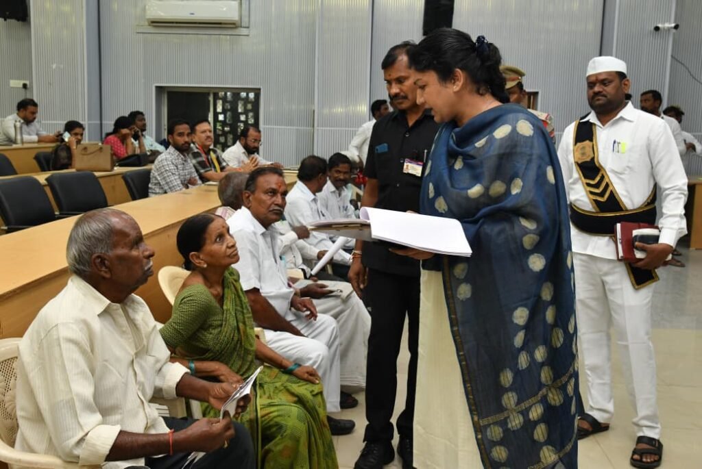 ప్రజావాణి దరఖాస్తులను సత్వరం పరిష్కరించాలి   కలెక్టర్ చిత్రా మిశ్రా