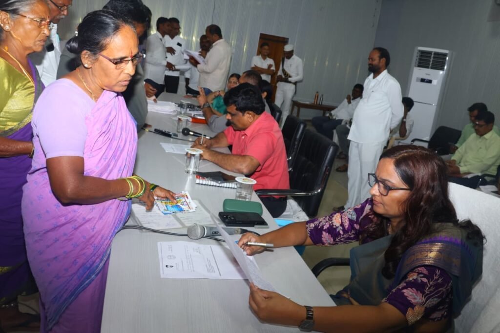 ప్రజావాణి దరఖాస్తులు పెండింగ్‌లో ఉంచొద్దు: అదనపు కలెక్టర్ అశ్విని తానాజీ వాకడే