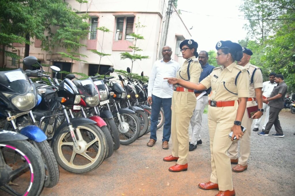 వరుస ద్విచక్ర వాహనాల చోరీలకు పాల్పడిన ఇద్దరు నిందితులను పట్టుకున్న వరంగల్  పోలీసులు 28 మోటార్ సైకిళ్ల స్వాధీనం వరంగల్