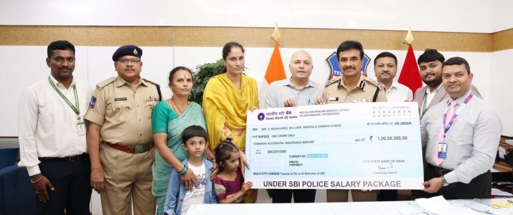 రోడ్డు ప్రమాదం లో మృతి చెందిన కానిస్టేబుల్‌ కుటుంబానికి  ₹ 1 కోటి బీమా చెక్కు.. అందజేసిన డీజీపీ సివి ఆనంద్