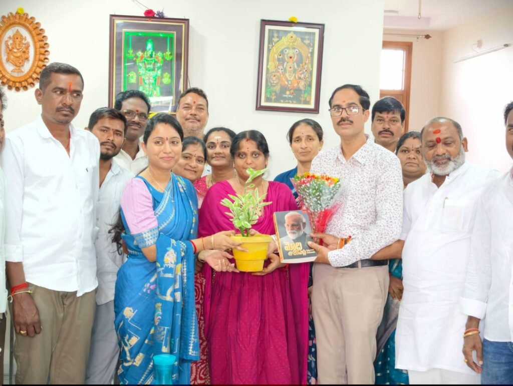 హర్ ఘర్ తిరంగా – తిరంగా యాత్రలో భాగంగా మాజీ సైనికుడు దూరిశెట్టి కిరణ్ కుమార్‌ ను సన్మానించిన బీజేపీ జగిత్యాల నియోజకవర్గ ఇన్‌చార్జ్ డా. బోగ శ్రావణి