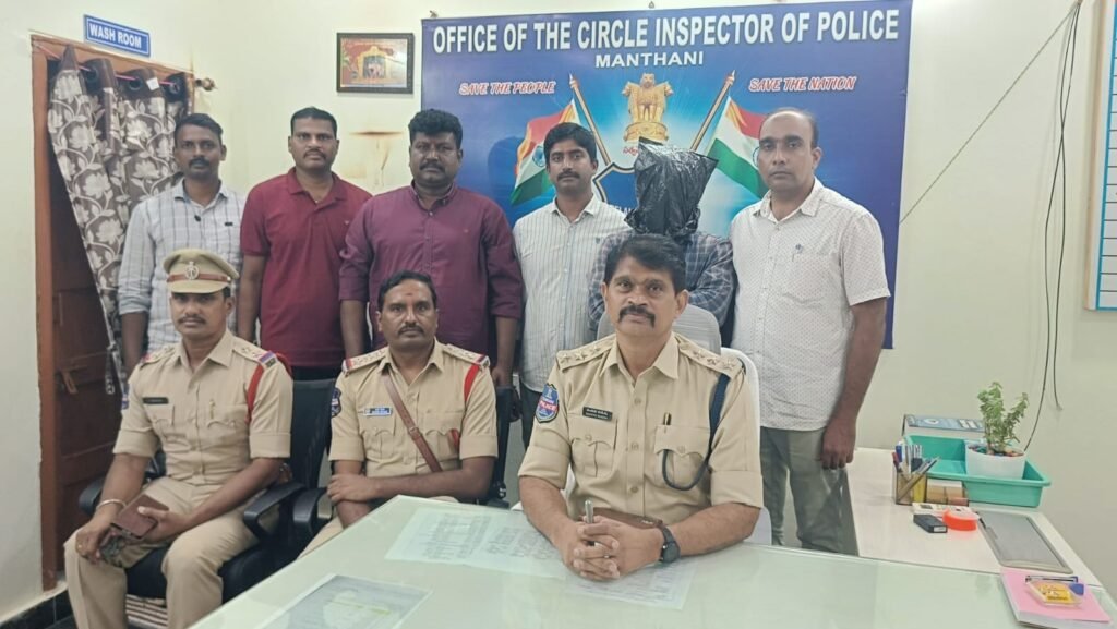 తాళం వేసిన ఇళ్లే లక్ష్యం.. వరుస దొంగతనాలకు పాల్పడిన నిందితుడు అరెస్ట్పగటిపూట రెక్కీ.. రాత్రివేళ తాళాలు పగులగొట్టి చోరీలుభార్యతో పాటు మరో ముగ్గురితో కలిసి దొంగతనాలు.. బంగారం, నగదు తాకట్టు, విక్రయం.