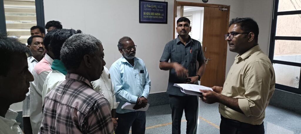 కోర్టు ఉత్తర్వులను కలెక్టర్ కు అందించిన భూ నిర్వాసిత రైతులునష్టపరిహారం గురించి రైతులతో చర్చించాలని వినతి 