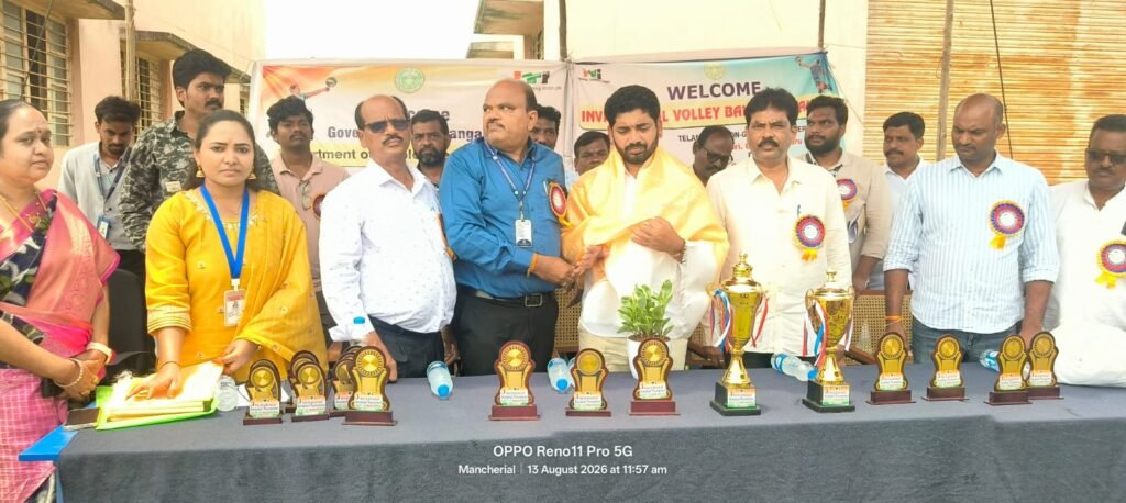 వాలీబాల్‌ పోటీలతో విద్యార్థుల్లో ఉత్సాహం.