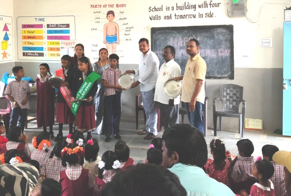 విద్యార్థులకు భోజన ప్లేట్లు అందించిన సర్పంచ్ వీరయ్య