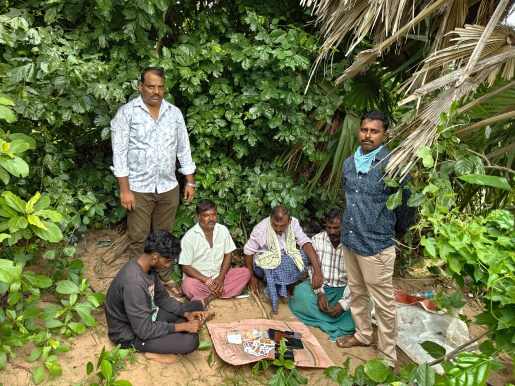 ఓడేడు శివారులో జూద స్థావరంపై పోలీసుల దాడి,నలుగురు వ్యక్తులు అదుపులోకి.. రూ.3,030 నగదు, 52 ప్లేయింగ్ కార్డులు స్వాధీనం.