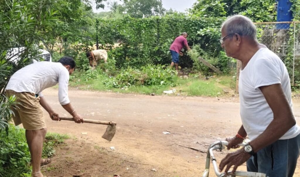సోమ గూడెం (కె) గ్రామపంచాయతీ వీధులను శుభ్రం చేసిన సిపిఐ ( ఏఎం) నాయకులు…..