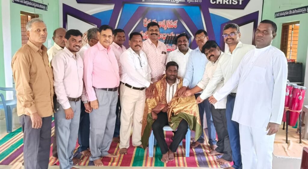 గ్రేస్ పాస్టర్స్ అసోసియేషన్ ఆధ్వర్యంలో కాంగ్రెస్ పార్టీ పట్టణ అధ్యక్షునికి సన్మానం.