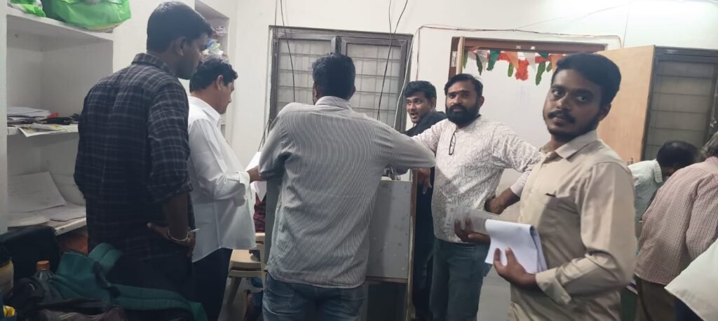 ప్రభుత్వానికి ఆదాయం.. ప్రజలకు అవస్థలు!మంథని తహసీల్దార్, జాయింట్ సబ్‌ రిజిస్ట్రార్ కార్యాలయంలో మౌలిక వసతుల కొరత