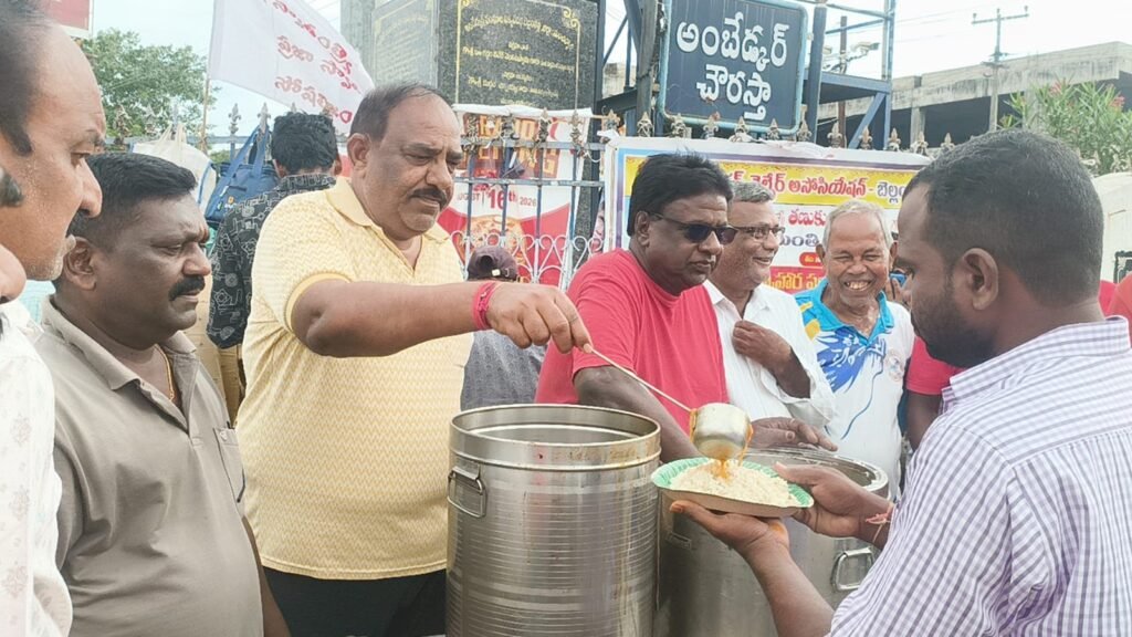 తిలక్ గ్రౌండ్ వాకర్స్ వెల్ఫేర్ అసోసియేషన్ బెల్లంపల్లి వారి ఆధ్వర్యంలో అల్పాహారం పంపిణీ చేయడం అయినది