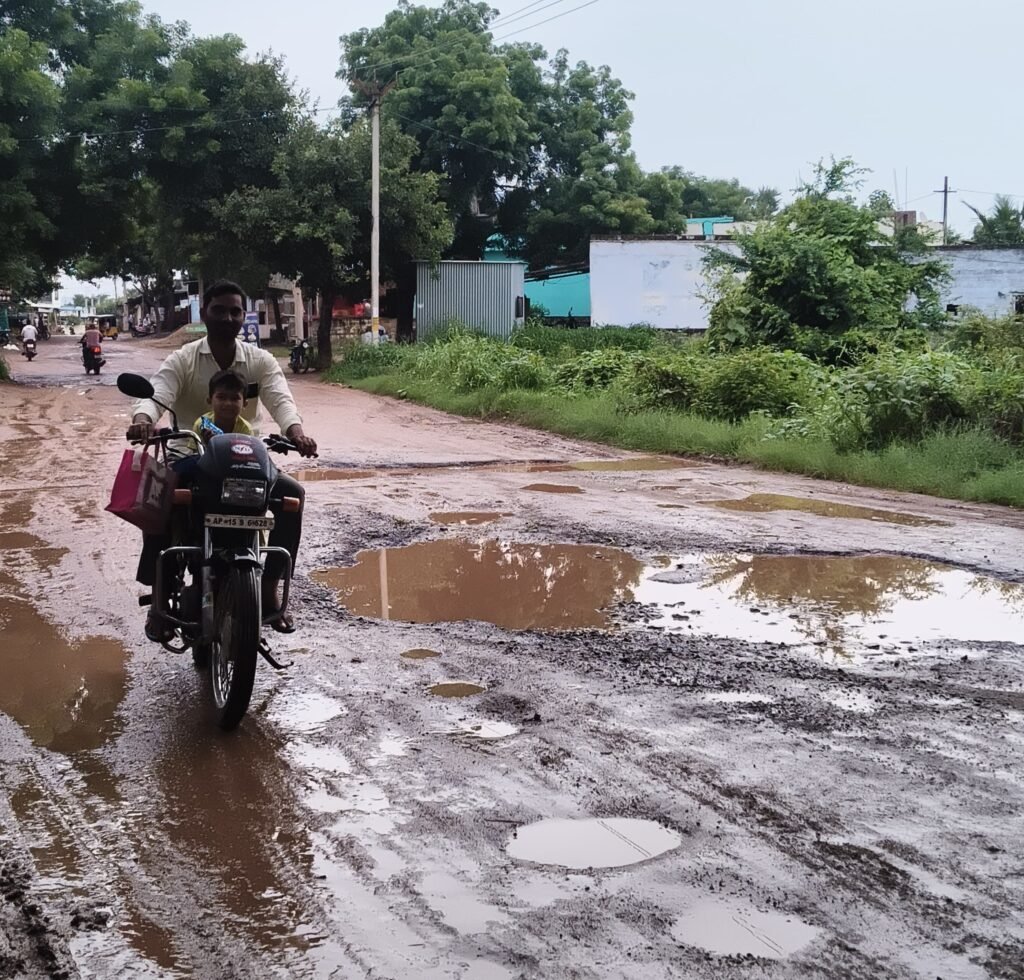 ముత్తారం ప్రధాన రహదారికి రాజకీయ అడ్డంకులా?
