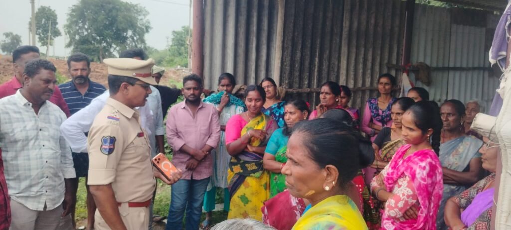 రాజాపూర్‌లో శ్రీధర్‌బాబును అడ్డుకునేందుకు మహిళల ప్రయత్నం,రాజాపూర్‌లో శ్రీధర్‌బాబును అడ్డుకునేందుకు మహిళల ప్రయత్నం,  గ్రామ సమస్యలు పరిష్కరించాలని మహిళల నిరసన,